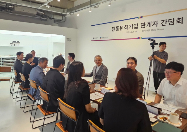 유인촌 문체부 장관이 5일 서울 종로구 한지가헌에서 전통문화기업 관계자 간담회를 진행하며 발언하고 있다. 김미경기자